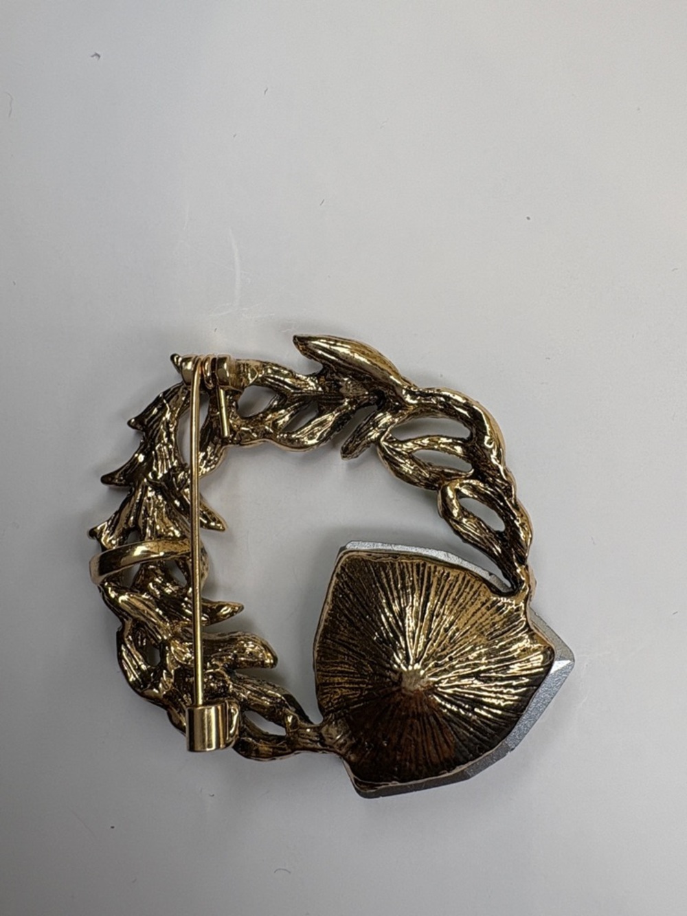 Green Crystal Leaf Wreath Brooch - Picture 2 of 3